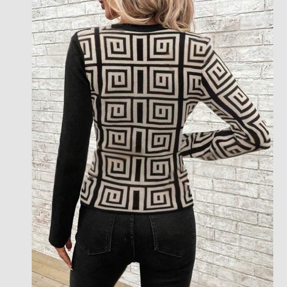 Luxe geo print symmetrical neck blouse - Picture 3 of 6